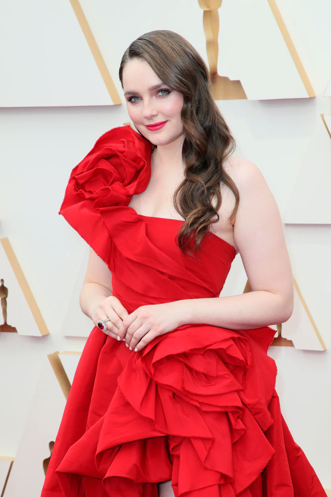 Amy Forsyth, la Premiile Oscar 2022, într-o rochie roșie, cu accente supradimensionate