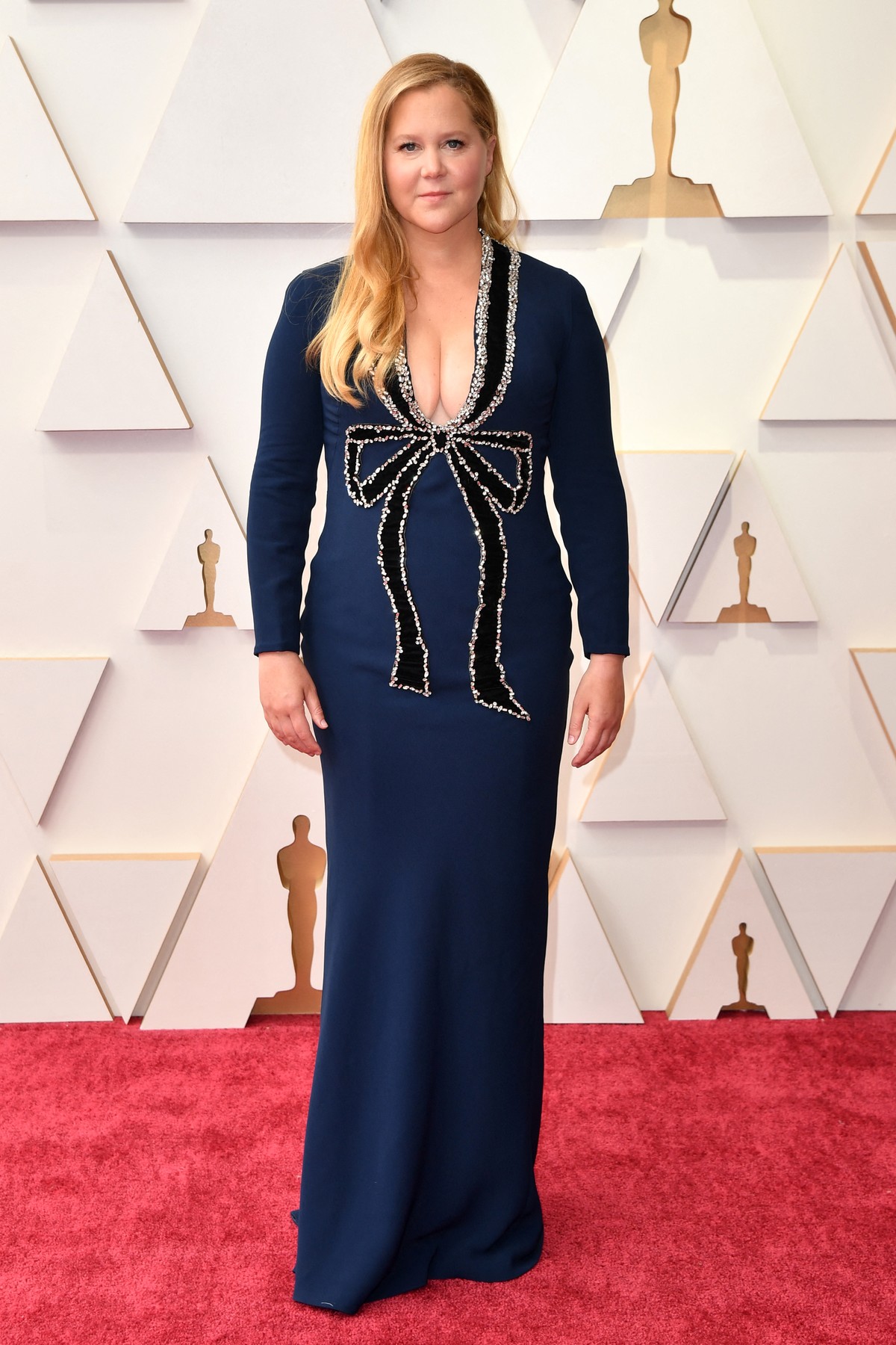 Amy Schumer într-o rochie albastră cu decolteu la Gala Premiilor Oscar 2022