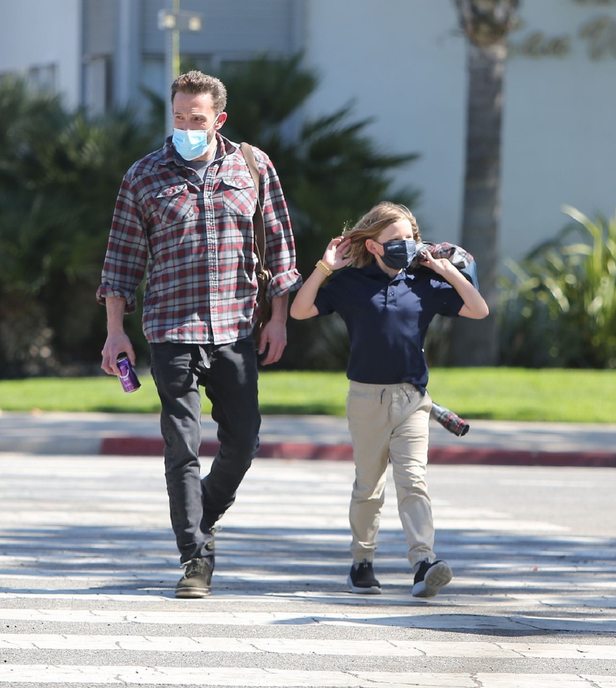 Ben Affleck într-o cămașă în carouri alături de fiul său Sam în Santa Monica