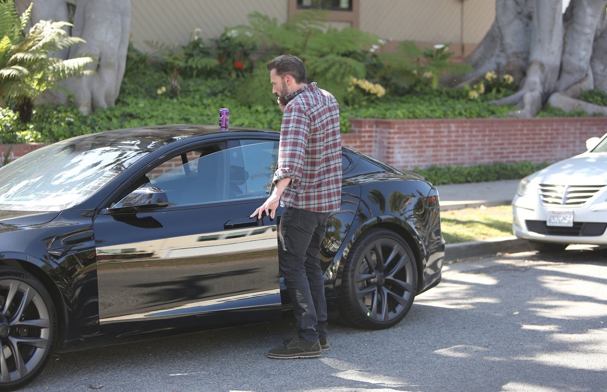 Ben Affleck în timp ce deschide portiera unei mașini negre pe o stradă din Santa Monica