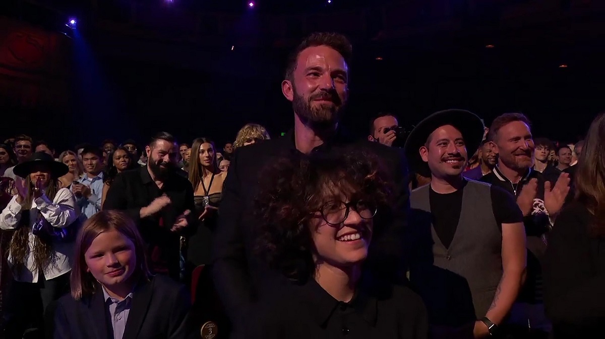 Ben Affleck alături de gemenii lui jennifer Lopez, Emme și Max, în timp ce se află în publicul de la iHeartRadio Music Awards