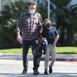 Ben Affleck într-o cămașă în carorui alături de fiul său în vârstă de 10 ani, Sam