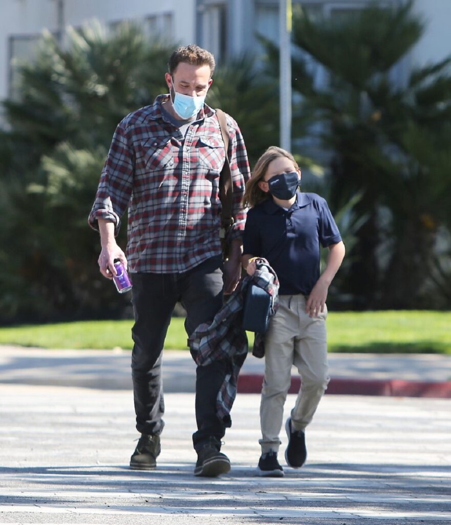 Ben Affleck într-o cămașă în carorui alături de fiul său în vârstă de 10 ani, Sam