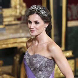 Regina Letizia A Spaniei într-o rochie violet purtând Tiara Florală la un banchet găzduit în Madrid