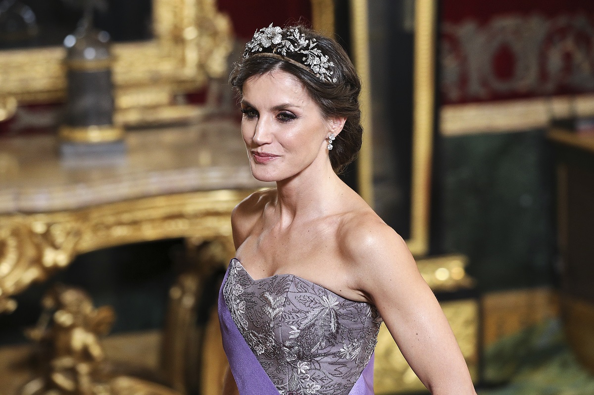 Regina Letizia A Spaniei într-o rochie violet purtând Tiara Florală la un banchet găzduit în Madrid