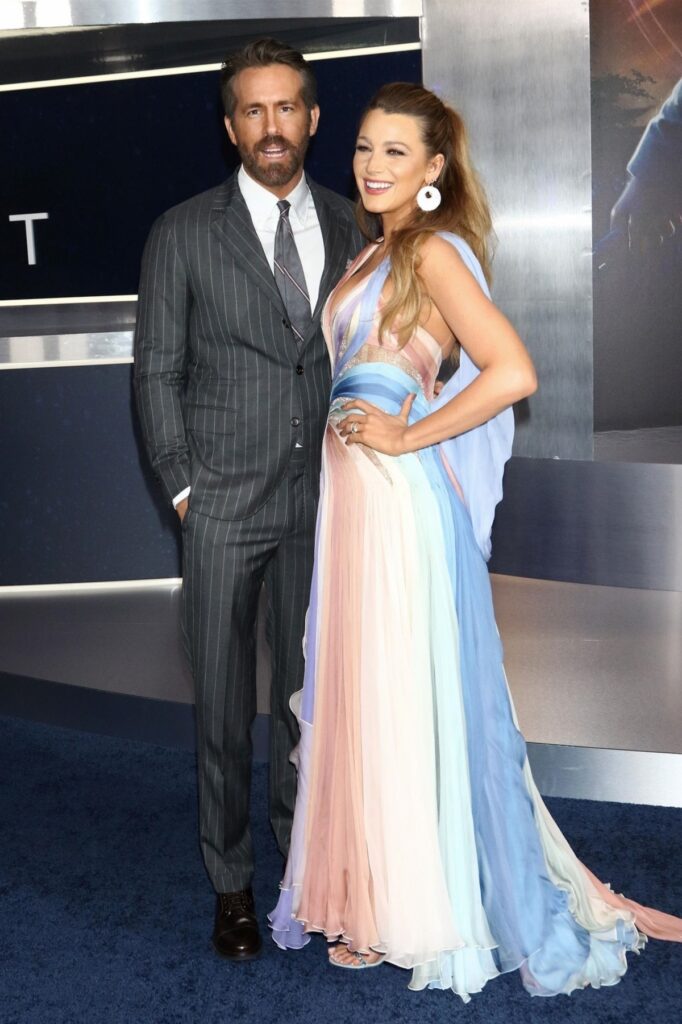 Blake Lively într-o rochie în culori pastel alături de soțul său, Ryan Reynolds