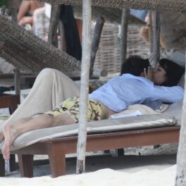 Casey Affleck în timp ce o sărută pe iubita sa, Caylee Cowen pe plajă