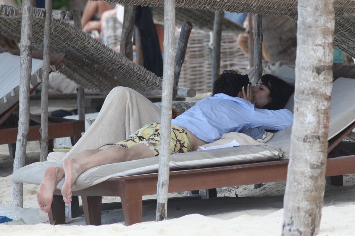 Casey Affleck în timp ce o sărută pe iubita sa, Caylee Cowen pe plajă