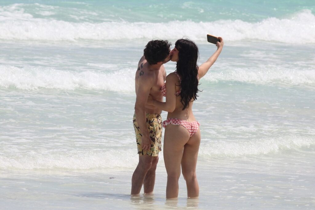 Casey Affleck și Caylee Cowan au mers în vacanță în Mexic și s-au sărutat pe plajă