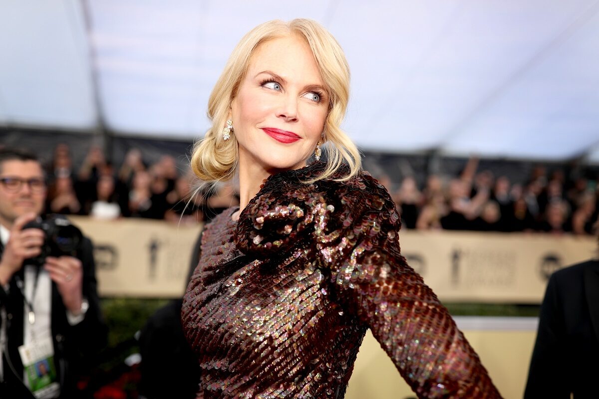 Nicole Kidman într-o rochie maro cu paete pozănd pe covorul roșu la gala premiilor oscar pentru a ilustra una dintre cele mai apreciate actrițe de la Hollywood care au peste 50 de ani