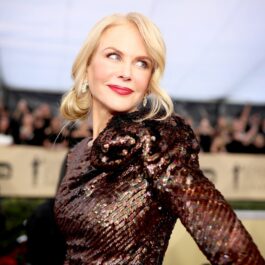 Nicole Kidman într-o rochie maro cu paete pozănd pe covorul roșu la gala premiilor oscar pentru a ilustra una dintre cele mai apreciate actrițe de la Hollywood care au peste 50 de ani