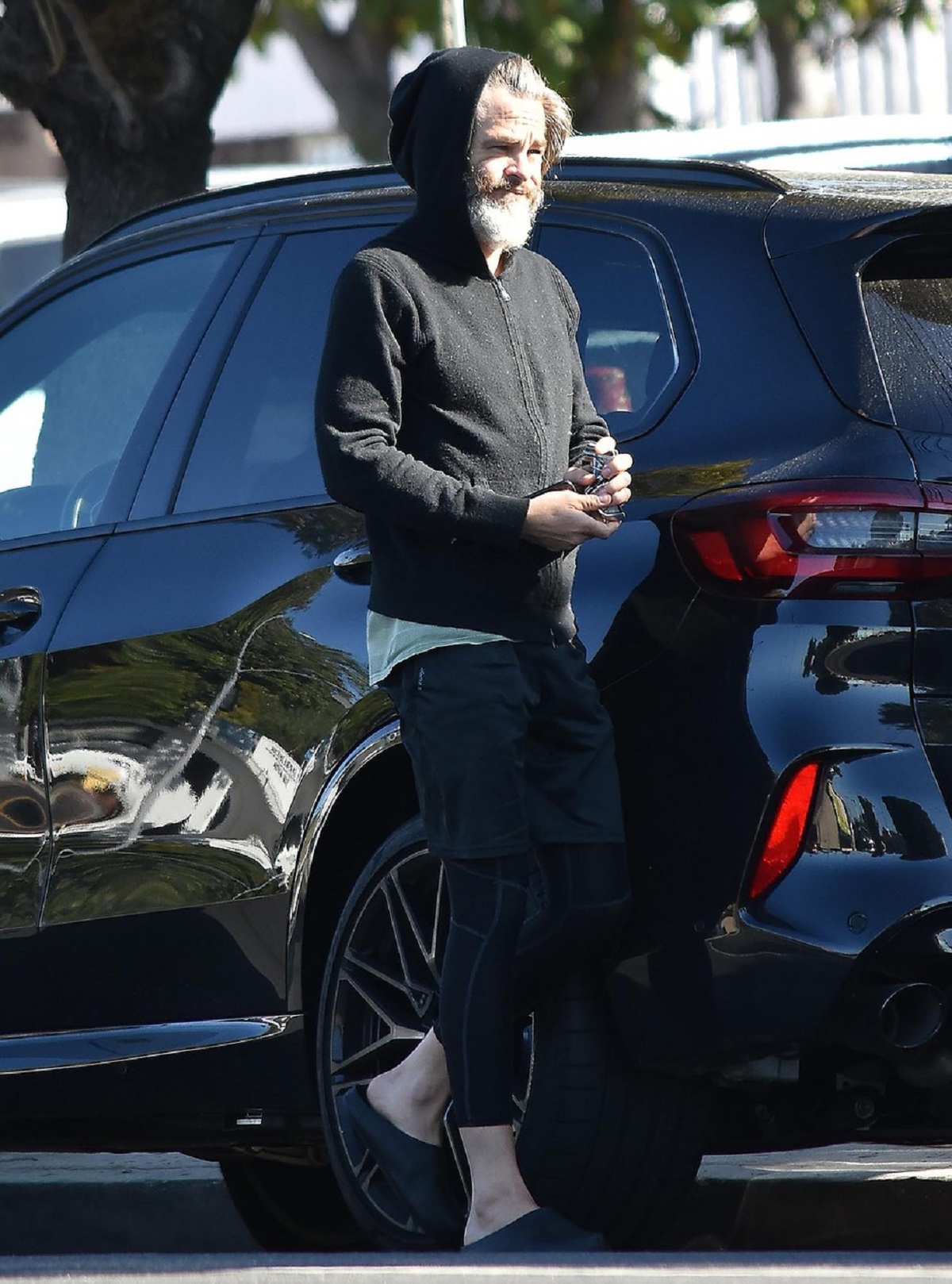 Chris Pine într-un tricou negru în timp ce iese dintr-o mașină și merge la cumpărături în Los Angeles