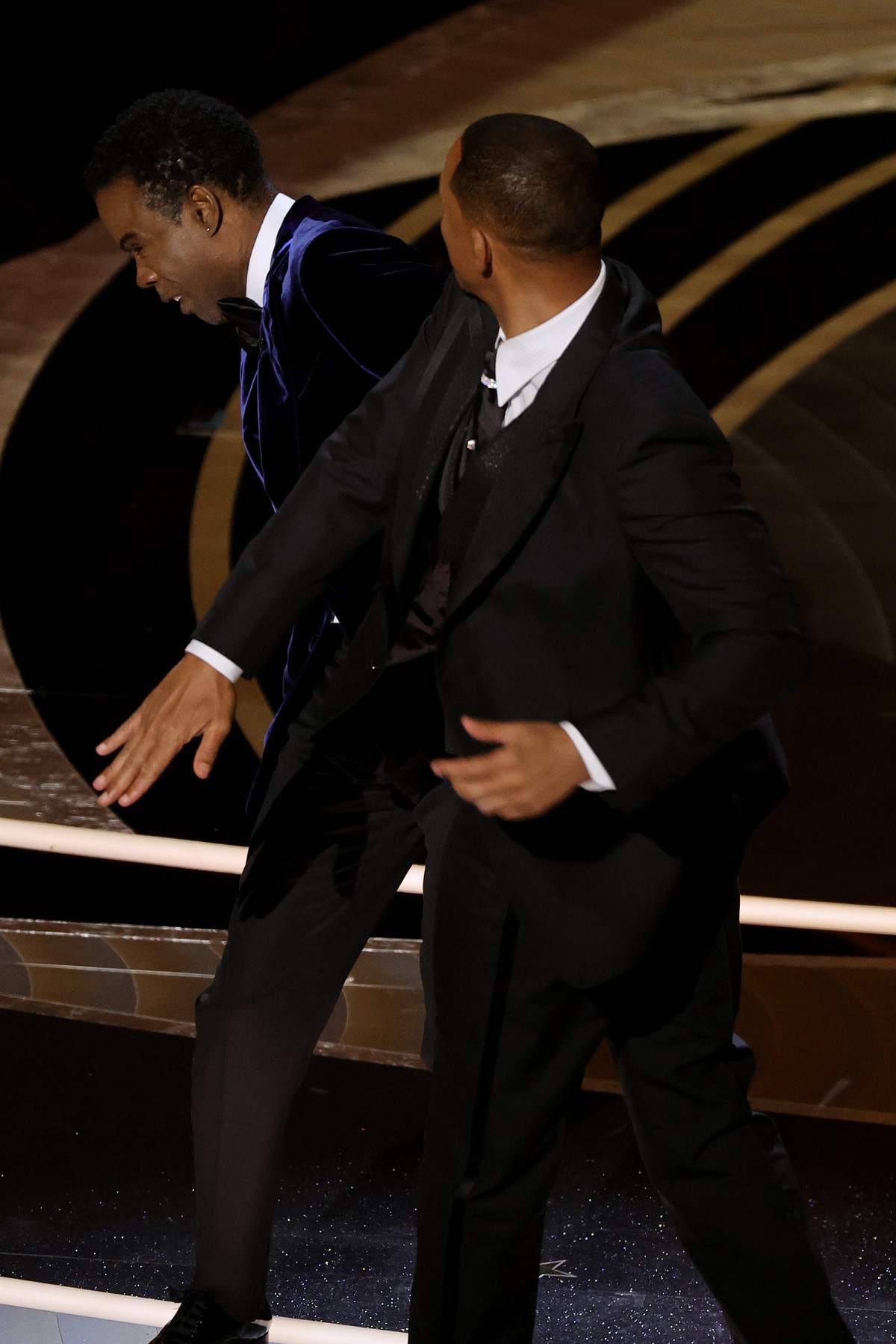 Actorul Chris Rock în timp ce este lovit în față de către Will Smith