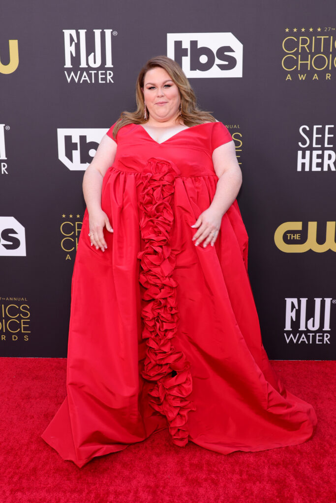Chrissy Metz într-o rochie roșie la Critics Choice Awards 2022