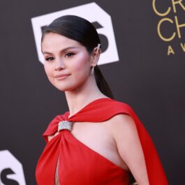Selena Gomez într-o rochie roșie la Critics Choice Awards 2022