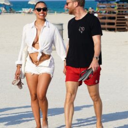 Jessica Ledon în timp ce se plimbă pe plaja din Miami de mână cu iubitul său, David Guetta