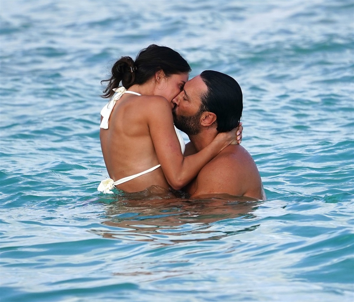 David Guetta și iubita sa, Jessica Ledon, în timp ce se sărută în apă