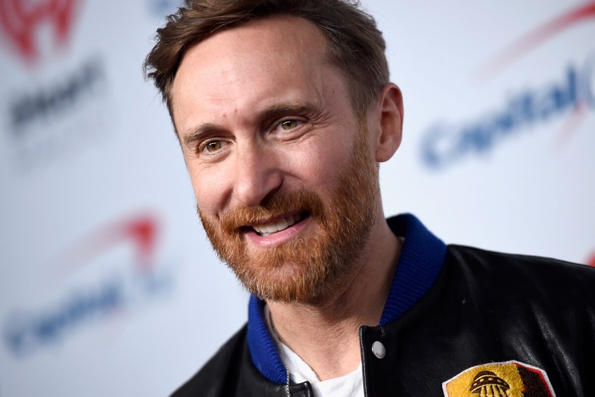 David Guetta într-o jachetă albastră la Premiile iHeart Radio Music din anul 2017