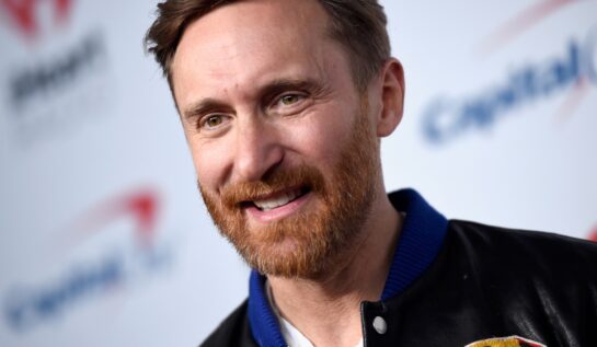 David Guetta într-o jachetă albastră la Premiile iHeart Radio Music din anul 2017