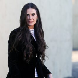 Demi Moore îmbrăcată într-un sacou negru la o prezentare de modă Christian Dior din 2018