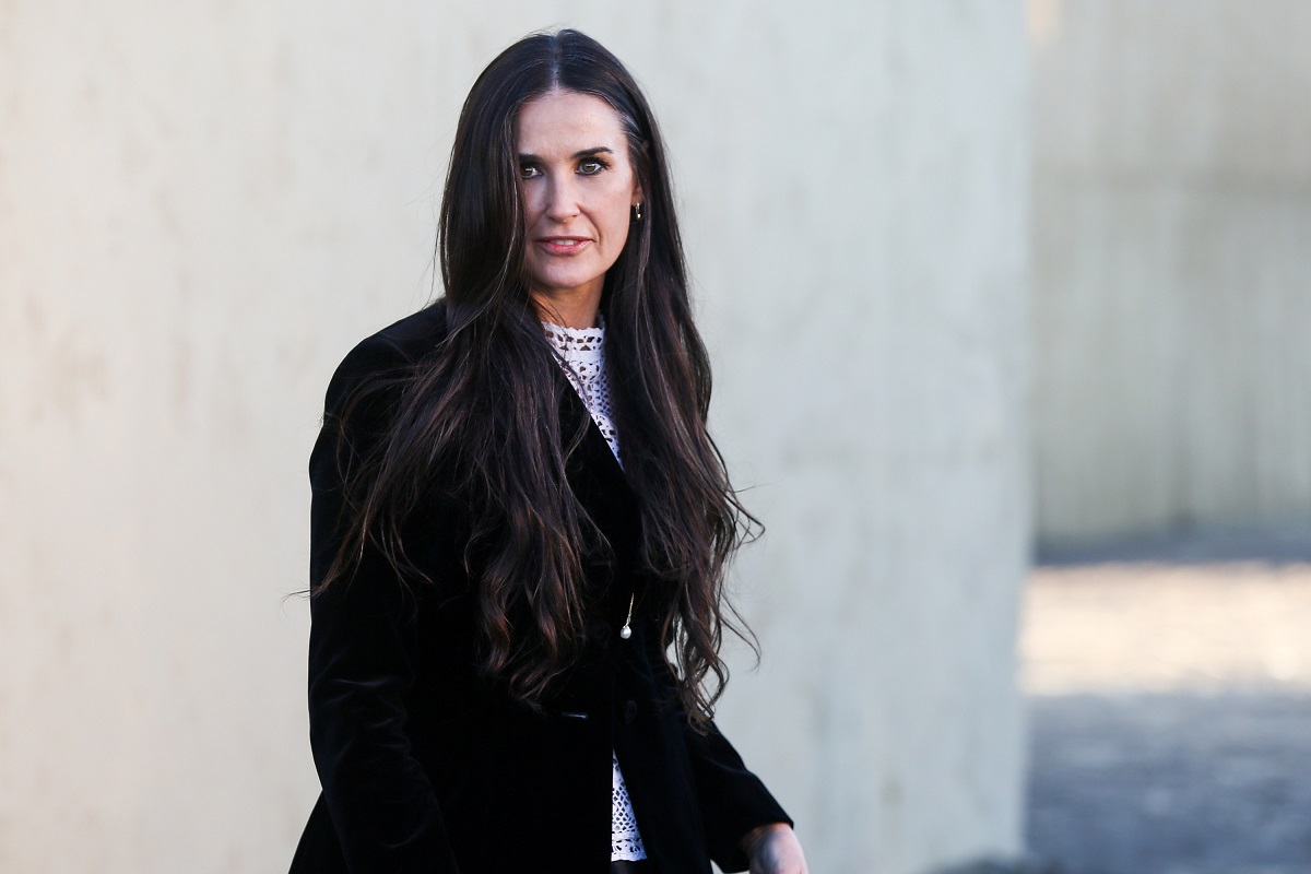 Demi Moore îmbrăcată într-un sacou negru la o prezentare de modă Christian Dior din 2018