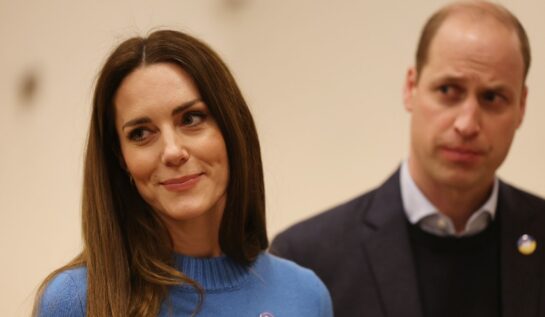 Kate Middletn într-un pulover albastru alături de Prințul William care au mers în vizită la un centru cultural ucrainean din Londra