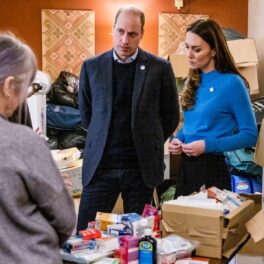 Kate Middleton într-un pulover albastru alături de Prințul William în vizită la un centru ucrianean din Londra