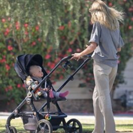 Elsa Hosk în tmp ceîși plimbă fiica într-un cărucior printr-un cartier din Los Angeles