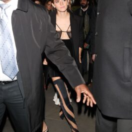 Emma Watson într-o rochie neagră în timp ce merge la petrecerea Premiilor BAFTA