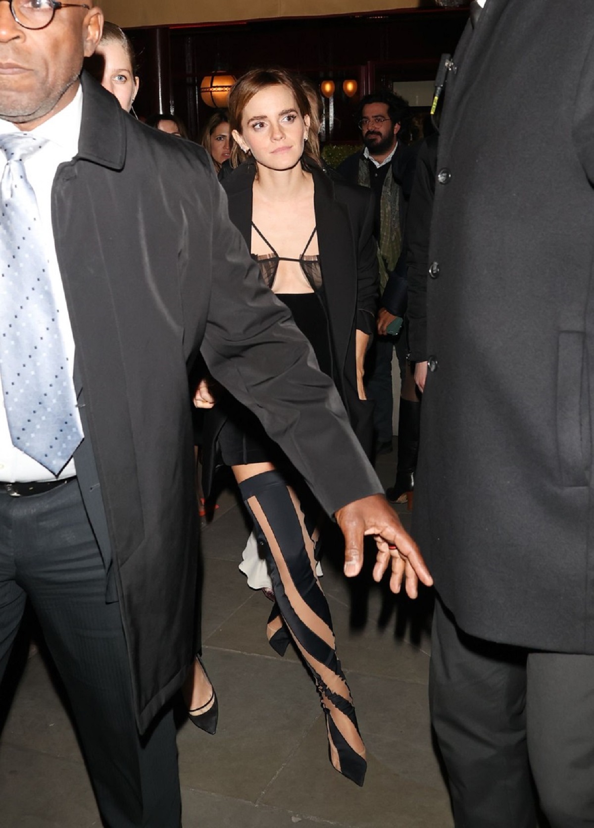 Emma Watson într-o rochie neagră în timp ce merge la petrecerea Premiilor BAFTA