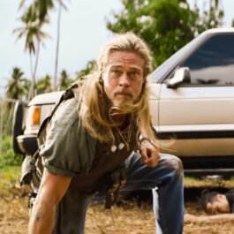 Brad Pitt în timp ce una din scenele filmului The Los City care face parte din categoria cu filme noi care apar în luna martie 2022în genunchi într-