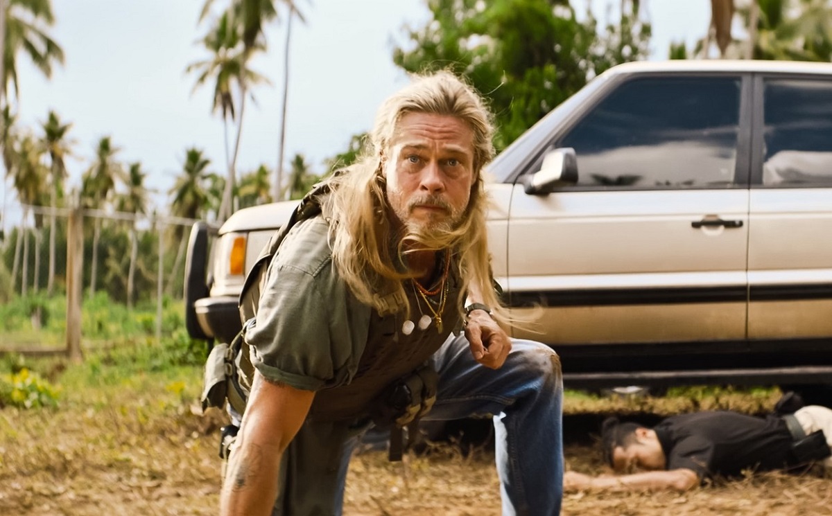 Brad Pitt în timp ce una din scenele filmului The Los City care face parte din categoria cu filme noi care apar în luna martie 2022în genunchi într-