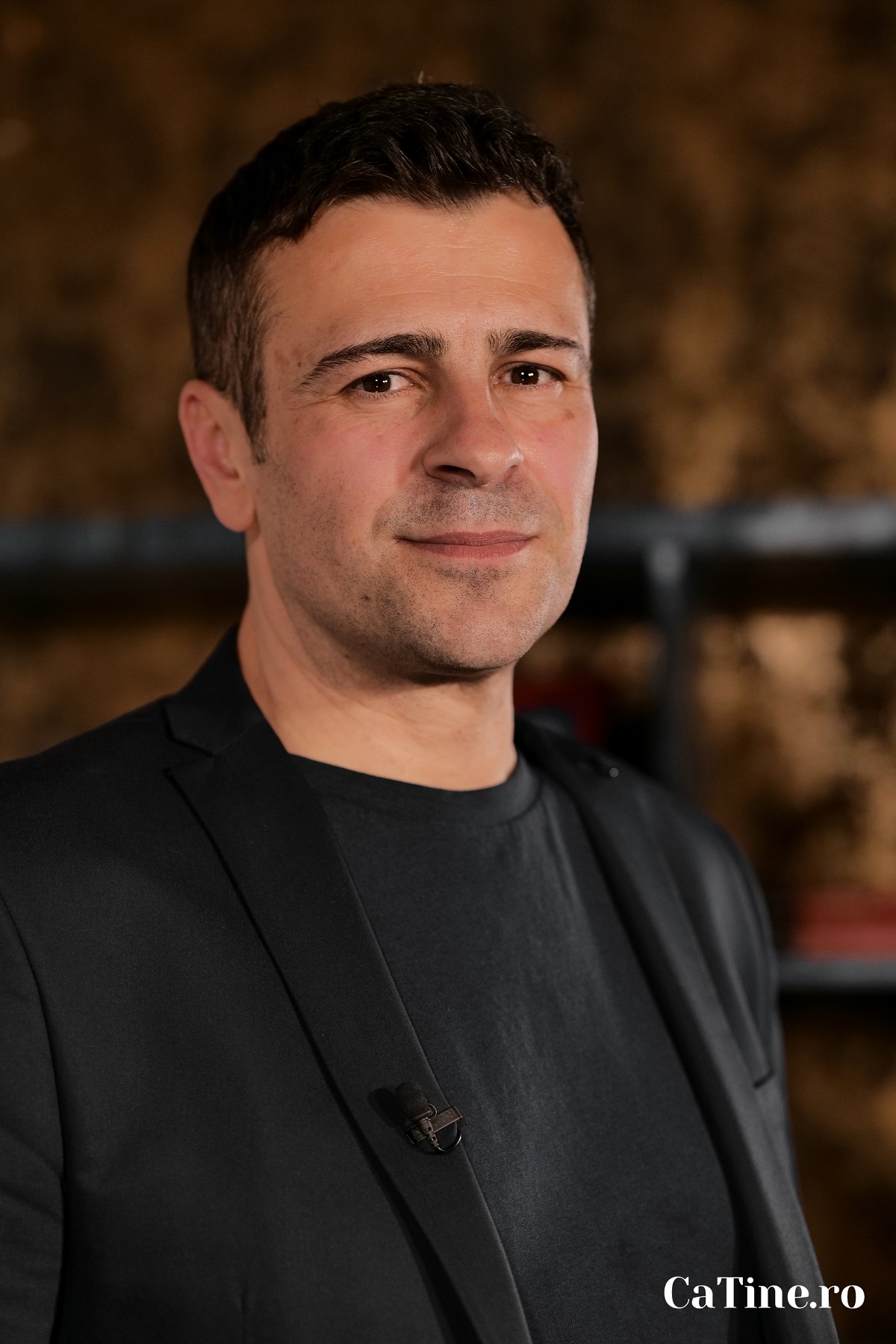 Portret cu Florin Căruceru într-un costum negru pe platourle de filmare ale echipei CaTine