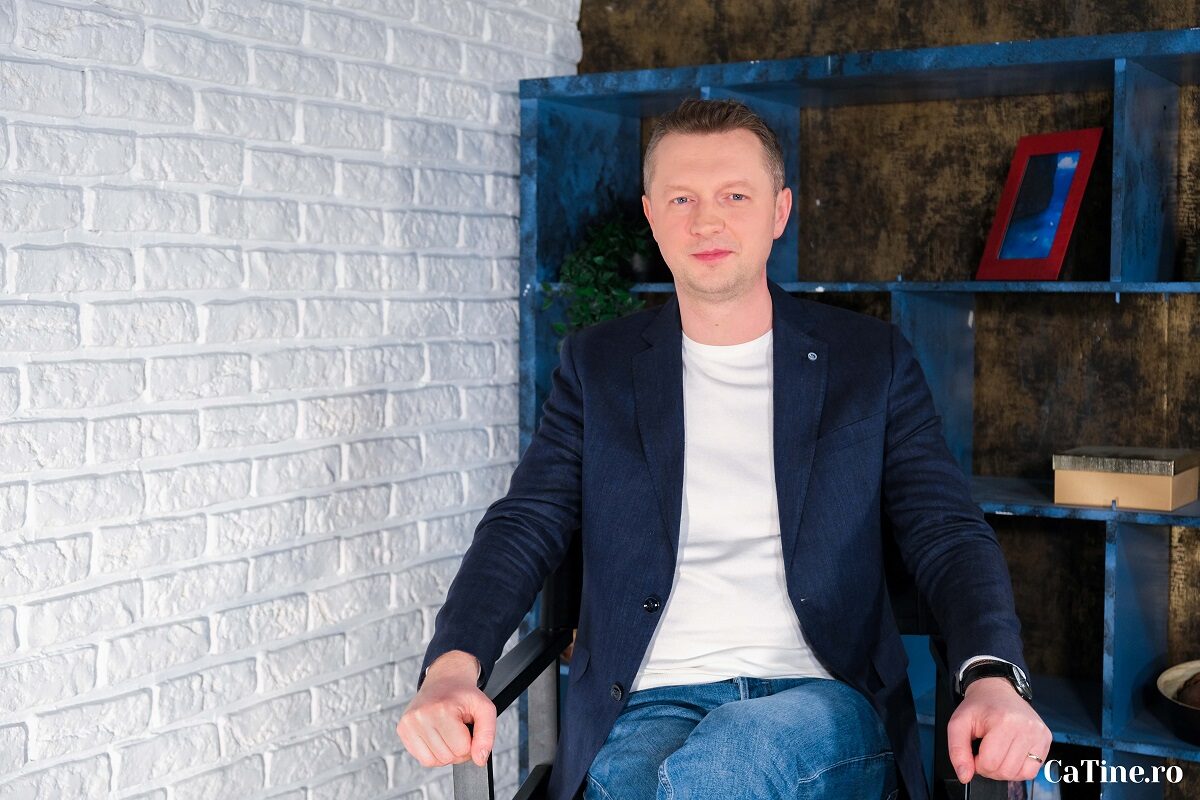 Bogdan Alecsandru pe un scaun în timp ce pozează pentru interviul CaTine.ro