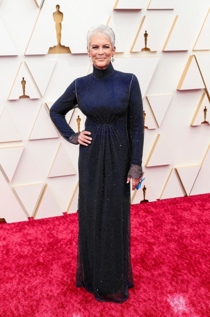 Jamie Lee Curtis într-o rochie albastră pe covorul roșu de la Gala Premiilor Oscar 2022