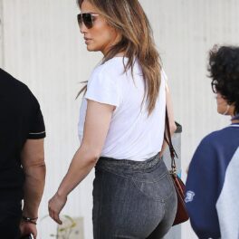 Jennifer Lopez într-o pereche de blugi mulați și un tricou alb