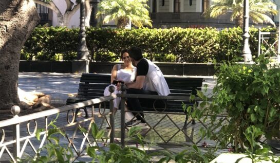 Jennifer Lopez și Ben Affleck în timp ce stau pe o bancă în Spania
