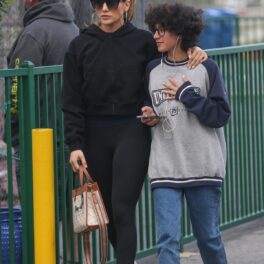 Jennifer Lopez în timp ce se plimbă alături de fiica sa, Emme