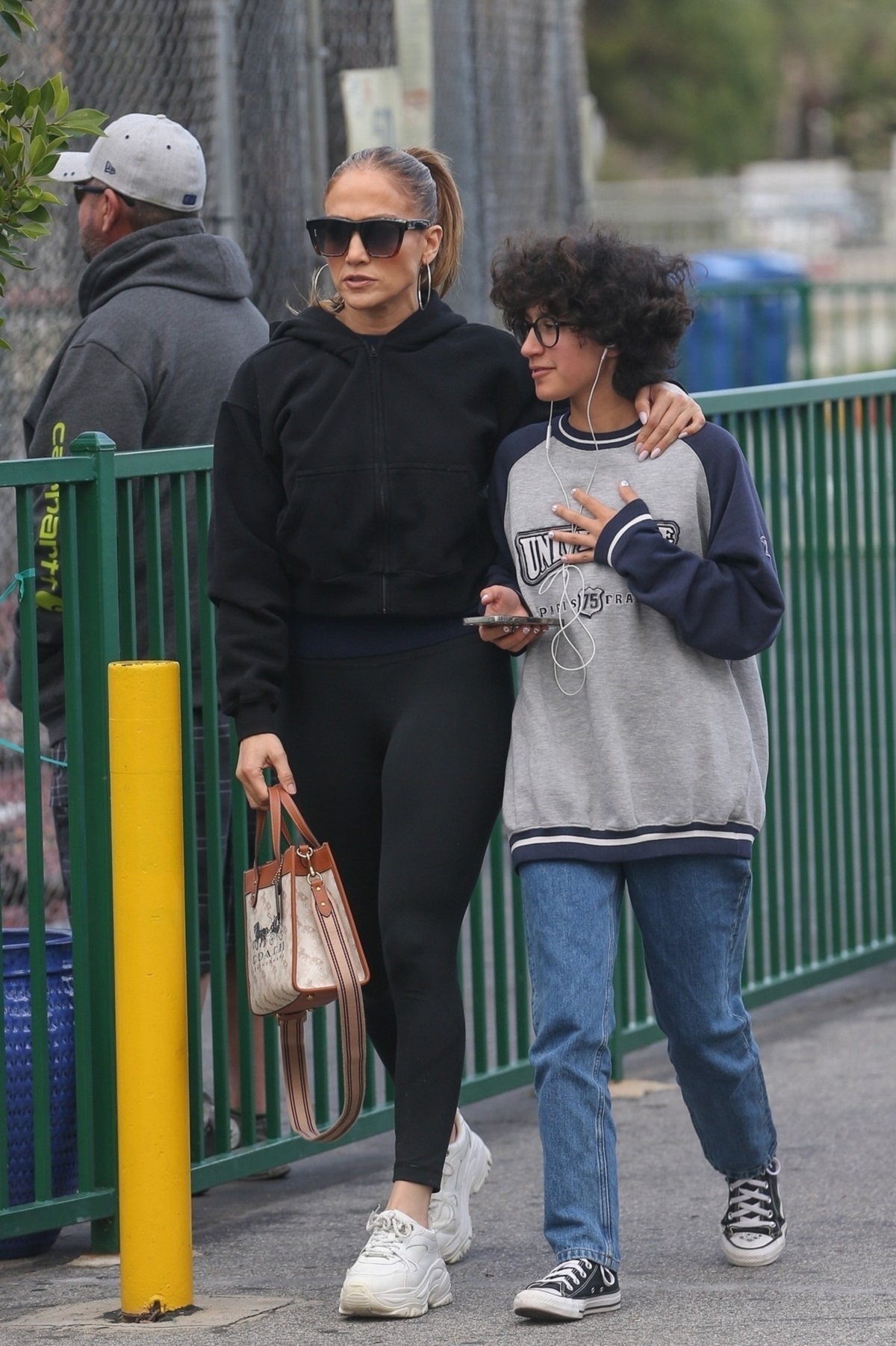 Jennifer Lopez în timp ce se plimbă alături de fiica sa, Emme