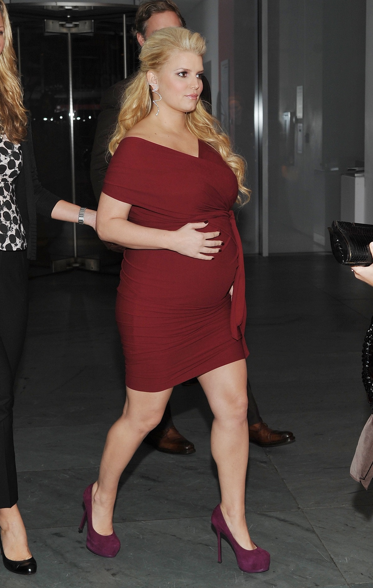 Jessica Simpson într-o rochie roșie însărcinată în anul 2011