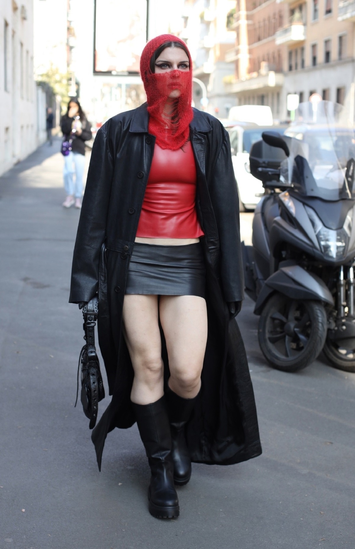 Julia Fox într-o fustă neagră și un top roșu