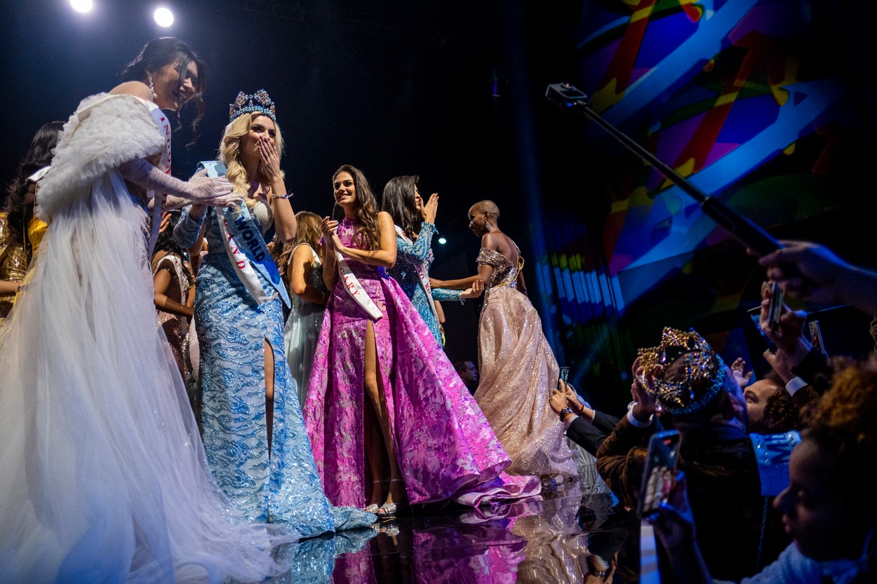 Karolina Bielawska, fotografiată pe scena Miss World 2022, în timp ce află că a câștigat marele titlu