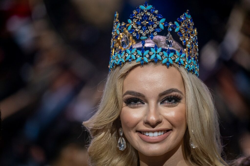 Karolina Bielawska, fotografiată cu coroana pe cap pe scena Miss World 2022