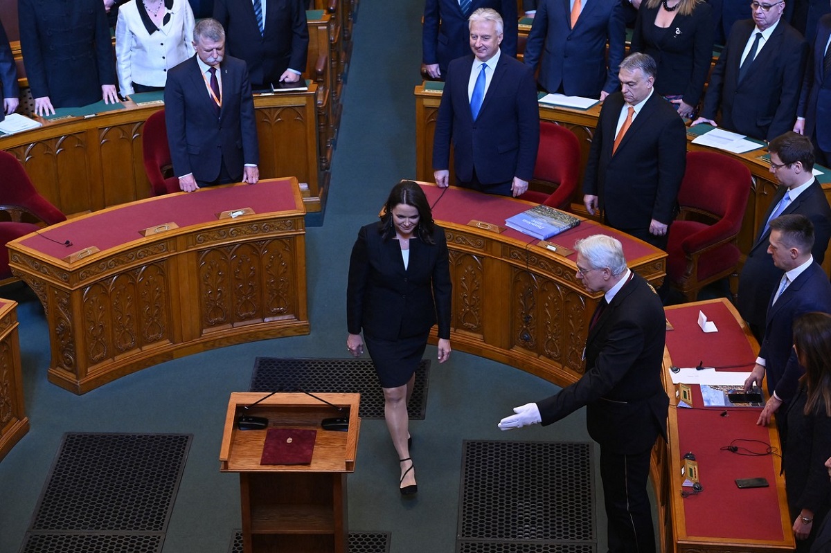 Katalin Novak în timp ce pășește la pupitru în Parlamentul de la Budapesta