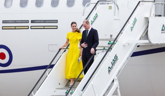 Kate Middletonîntr-o rochie galbenă alături de Prințul William îmbrăcat la costum în timp ce coboară de la bordul unei aeronave pe aeroportul din Jamaica