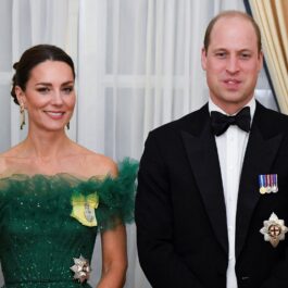 Kate Middleton într-o rochie verde alături de Prințul William la dineul din Jamaica