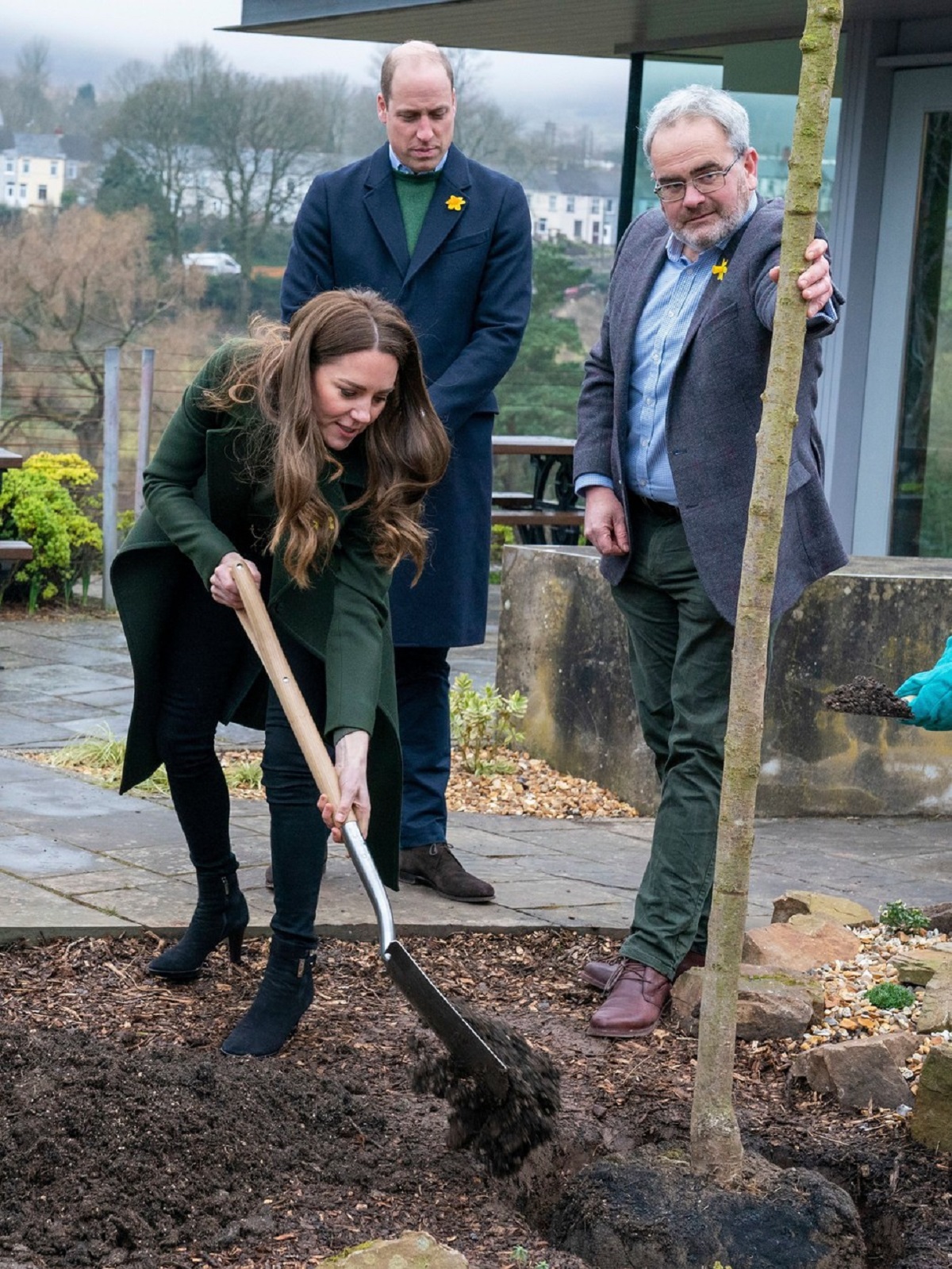 Kate Middleton în timp ce plantează un copac într-o comunitate din Țara Galilor