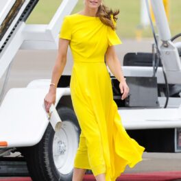 Kate Middleton într-o rochie galbenă în timp ce pășește pe aeroportul din Jamaica