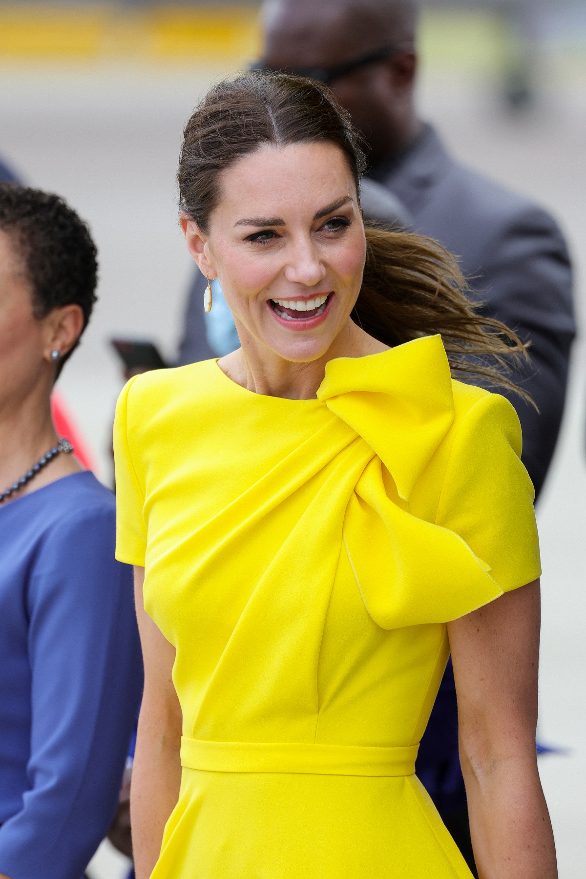 Kate Middleton într-o rochie galbenă în timp ce se află pe aeroportul internațional din Jamaica