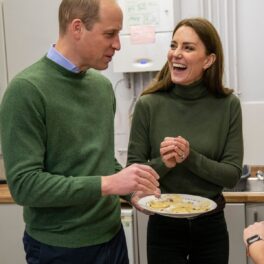 Prințul William alături de Kate Middleton în timp ce gătesc împreună în timpul vizitei din Țara Galilor
